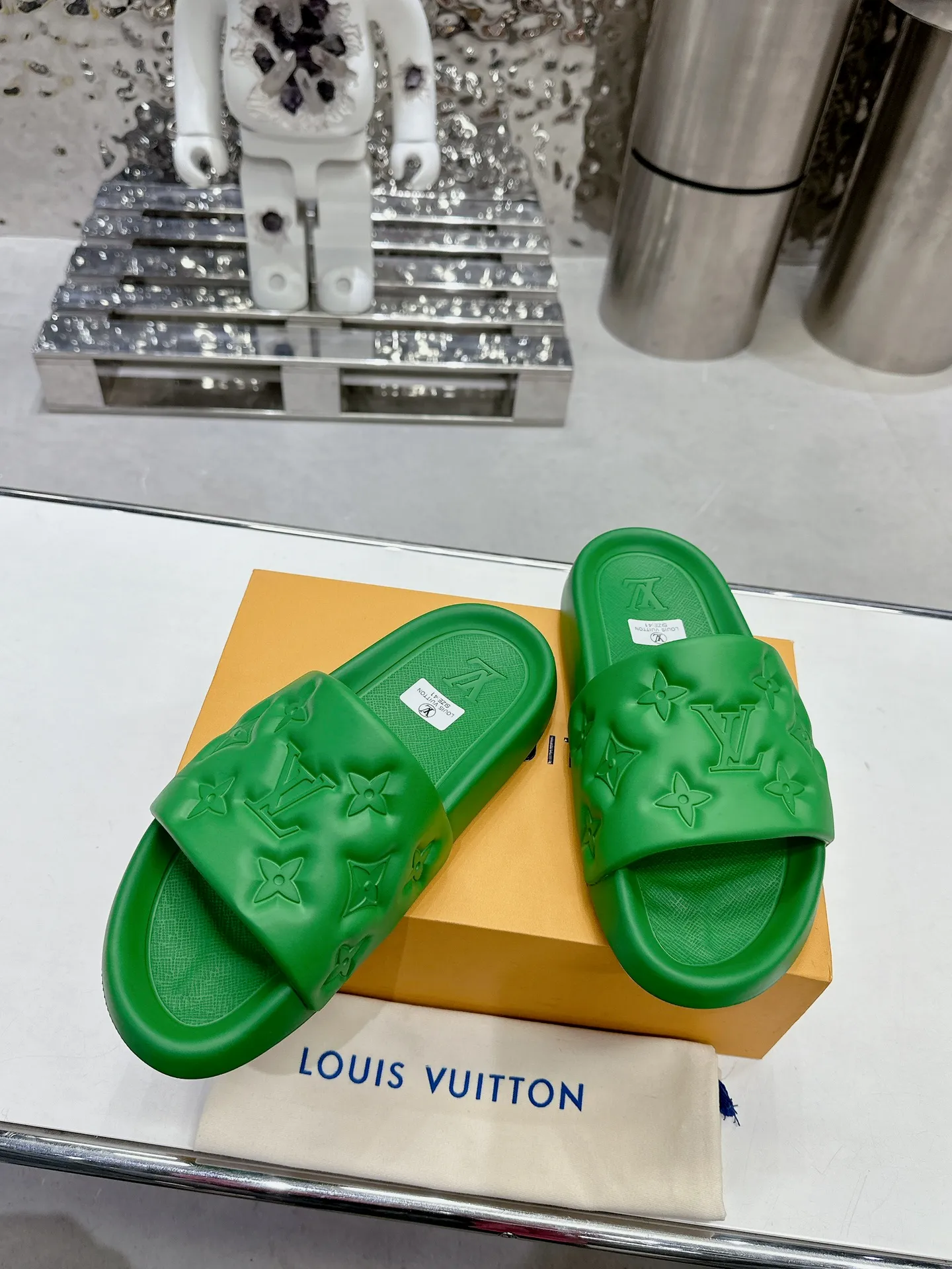 [L Home] P: 280💰 ▪️Shoe size: Women's 35-40 Men's 38-46▪️Packaging: Counter top quality~original packaging 𝟐𝟎𝟐5 Louis Vuitton counter's new embossed slippers, lv monogram embossed slippers, Waterfront sandals are back with a new look, and the upper buckle is embossed with lv's iconic Monogram pattern. Made of waterproof rubber with a comfortable and resilient insole. The lightweight, flexible outsole is embossed with the Louis Vuitton logo. ▪️Fabric: Original molded rubber foam surface ▪️Technology: embossed logo ▪️Sole: Original molded rubber foam outsole ▪️Sole thickness: 3CM.
